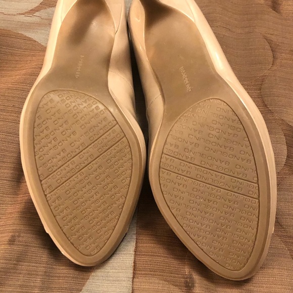 Beautiful pair of Bandolino B-flexible taupe pumps. - Picture 6 of 8